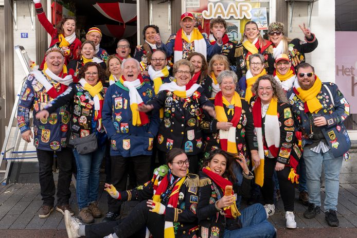 Geen optocht op de carnavalsmaandag, maar tóch even bij elkaar aan de Hinthamerstraat. Met Frank van den Wildenberg links.