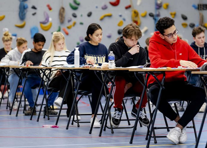 Leerlingen van Atheneum College Hageveld in Heemstede buigen zich over het eindexamen wiskunde van maandag. Daarover kwamen veel klachten binnen bij het LAKS.