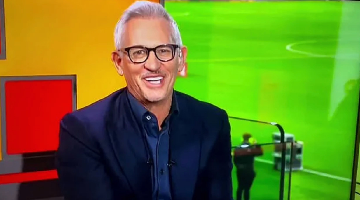 BBCpresentator Gary Lineker kan zijn lach niet inhouden kreungeluiden