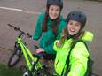 Nanouk Kromhout van der Meer (links) en haar vriendin Kim Doedel. Ze gaan fietsen naar parijs voor de Hartstichting.