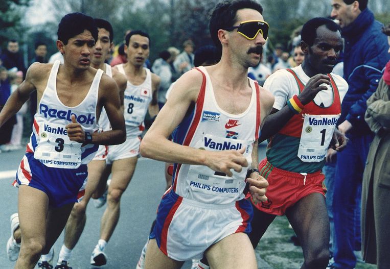 Marti ten Kate, met karakteristieke bril en dito snor, liep in 1989 de marathon van Rotterdam in 2.10.04, nog altijd de snelste tijd van een Nederlander in Rotterdam. Beeld ANP