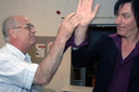 Willy Kuijpers was geen typisch politicus. Hier doet hij een 'high five' met Rick De Leeuw.