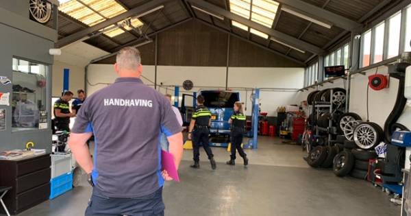 Politie doet vondst van hennepmaterialen en grote som geld bij autobedrijf in Spijkenisse.