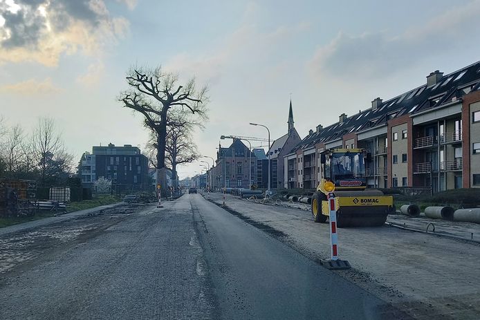 Intussen is er wel een strook asfalt aangebracht om tijdelijk éénrichtingsverkeer toe te laten.