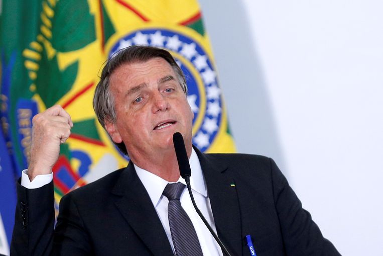 De Braziliaanse president Jair Bolsonaro heeft al tien dagen de hik. Spreken in het openbaar ging hem zichtbaar met moeite af. Beeld REUTERS