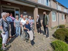 Buren op bezoek bij de jonge asielzoekers: ‘Ze krijgen ook aardappels en boerenkool’ 