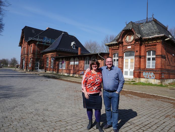 Edward Vernhout en Ingrid Lukens uit Zwolle kochten een heel station in Oost-Duitsland. Ze zijn het aan het verbouwen, met een bouwbudget en 8 ton. Toch zijn er tegenslagen.