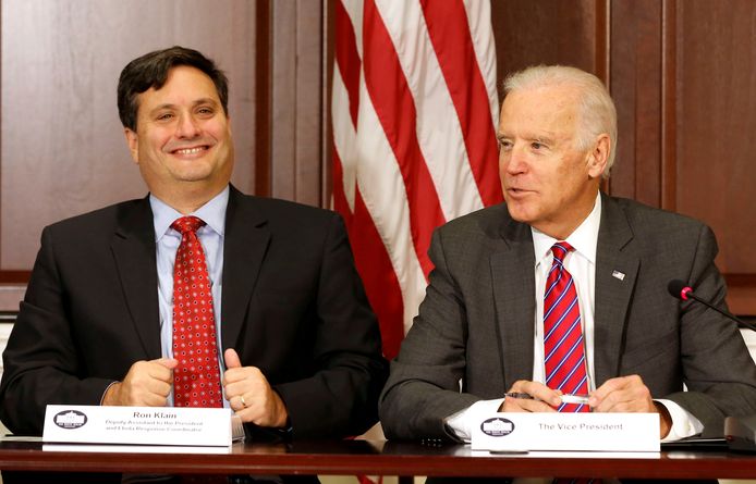 Joe Biden met nieuwe stafchef Ron Klain in november 2014. Biden was destijds nog vice-president onder Obama en Klain was ebola responscoördinator.