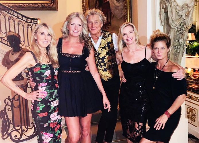 Rod Stewart poseert met vrouw en drie exen op feestje van dochter