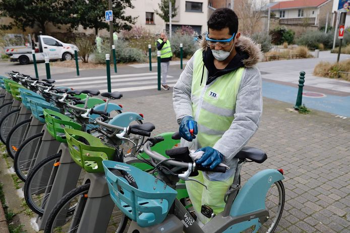 De Fransen, zoals hier in Parijs, moeten massaal op de fiets als de coronamaatregelen worden versoepeld.