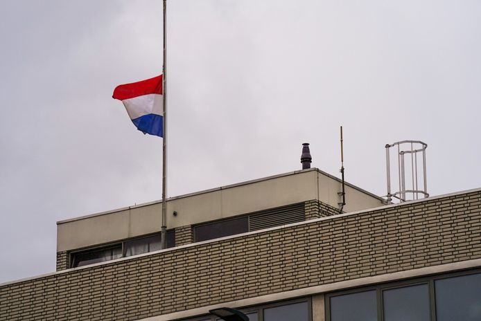 De vlag halfstok op het politiebureau in Helmond, na een ongeval waarbij een agent om het leven kwam.