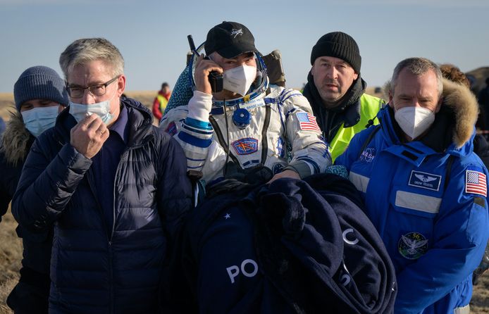 Astronaut Mark Vande Hei kwam precies volgens planning aan op de uitgestrekte steppe van Kazachstan.