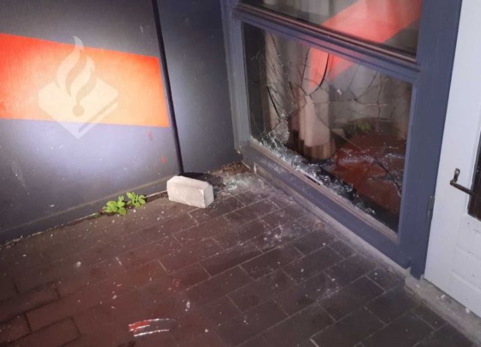 De inbreker gooide een steen door een ruit.