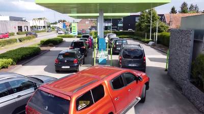 Benzineprijs bereikt donderdag absolute piek, bestuurders willen hun tank vandaag nog volgooien