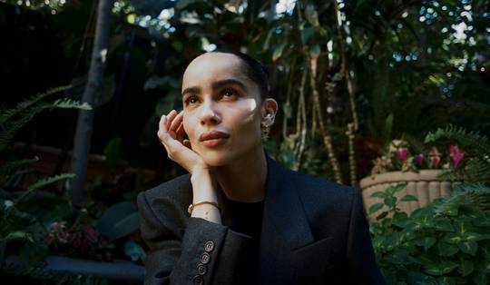 ‘Ik wou tonen wat wij vrouwen allemaal moeten doorstaan’: Zoë Kravitz over ‘Blink Twice’, haar regiedebuut