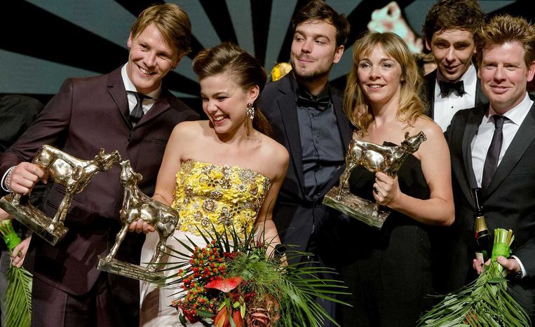 Winnaar Beste Acteur Gijs Naber voor zijn rol in de film Aanmodderfakker, Beste Actrice Abbey Hoes voor haar rol in Nena en Beste Film Aanmodderfakker (geheel rechts) Iris Otten, Sander van Meurs, Pieter Kuijpers van Pupkin Film. Beeld anp