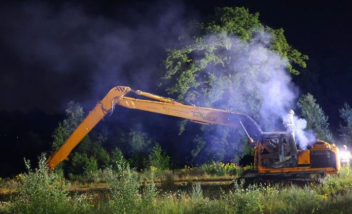 Van het bestuurdersgedeelte van de graafmachine in Rosmalen bleef niet veel over.