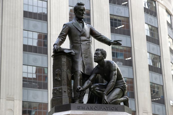 Op het inmiddels verwijderde standbeeld knielt een bevrijde slaaf voor Abraham Lincoln om zijn schoenen te poetsen.
