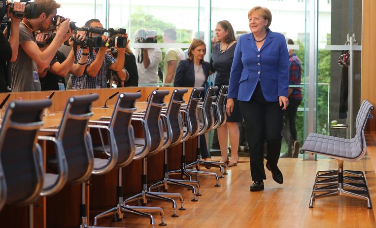 Angela Merkel arriveert bij de persconferentie in Berlijn Beeld epa
