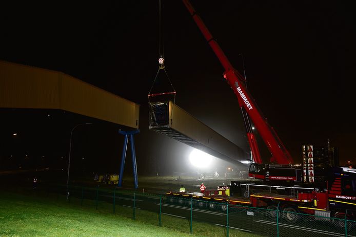 De transportband bij de kolencentrale in Vlissingen-Oost wordt weggetakeld.