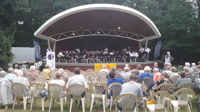 Optreden van Muziekvereniging De Eendracht in het Beeklustpark in 2018.