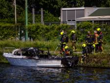 Stel gaat met hondje uit varen en dan vliegt na tankbeurt boot ineens in brand