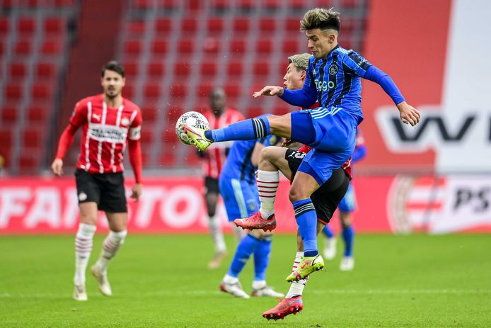 Japanner Ritsu Doan en de Argentijn Lisandro Martínez vechten een kopduel uit tijdens PSV-Ajax. Beide komen deze week in actie voor hun land.