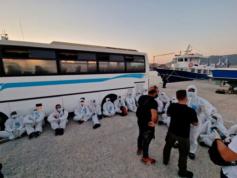 Migranten aan wal op het Griekse eiland Kos, na een reddingsoperatie op woensdag 10 augustus 2022.  Beeld AP