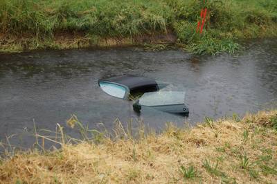Auto belandt in water in Nieuwkuijk, bestuurder ongedeerd
