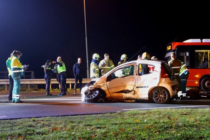 De zwaarbeschadigde auto van de Berghemse vrouw na de botsing met de wagen van de Vinkelse chauffeur. De vrouw overleed ter plaatse.