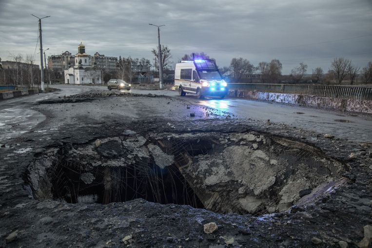 Een beschadigde brug in de stad Makariv, nabij Kiev. Beeld Narciso Contreras/Anadolu Agency via Getty Images