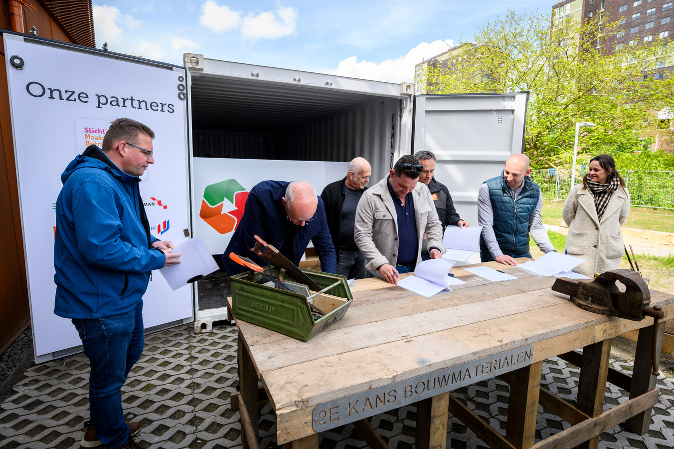 Niks meer weggooien in de bouw: aannemers verzamelen oud materiaal voor ...