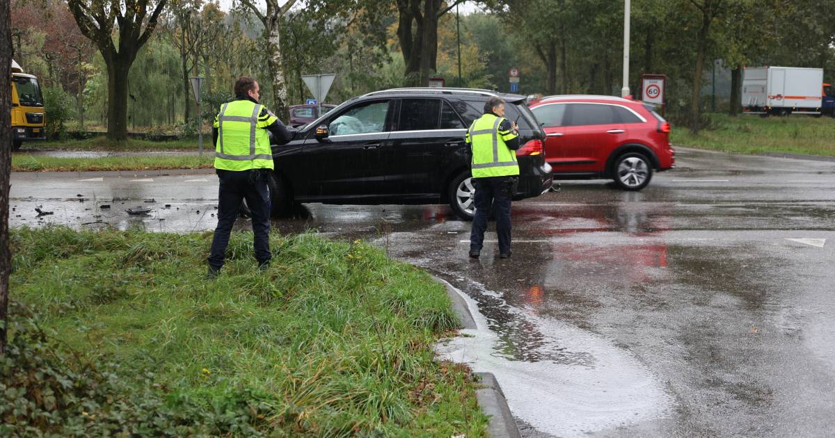 Vrouw gewond na botsing tussen twee autos in Oss.