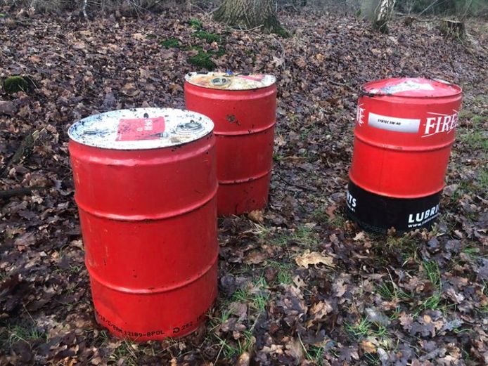 Drie vaten met mogelijk drugsafval gedumpt in Bergen op Zoom.