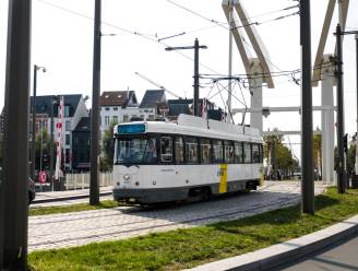 Nieuwe tram botst op eerste werkdag