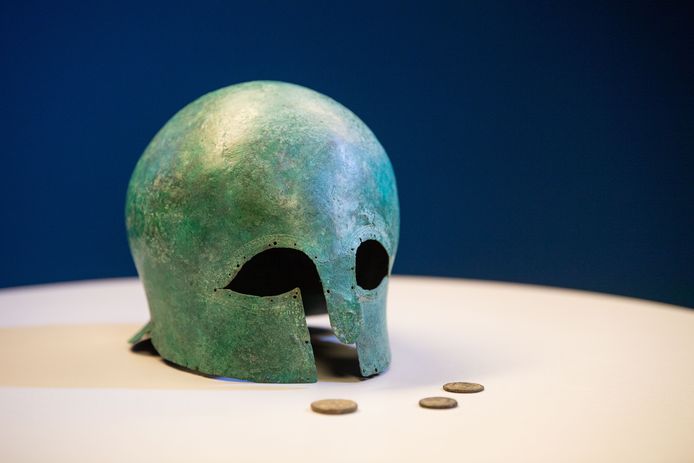 De 2500 jaar oude helm die de kunstsmokkelaar meevoerde. De helm is tussen de 50.000 en 100.000 euro waard.
