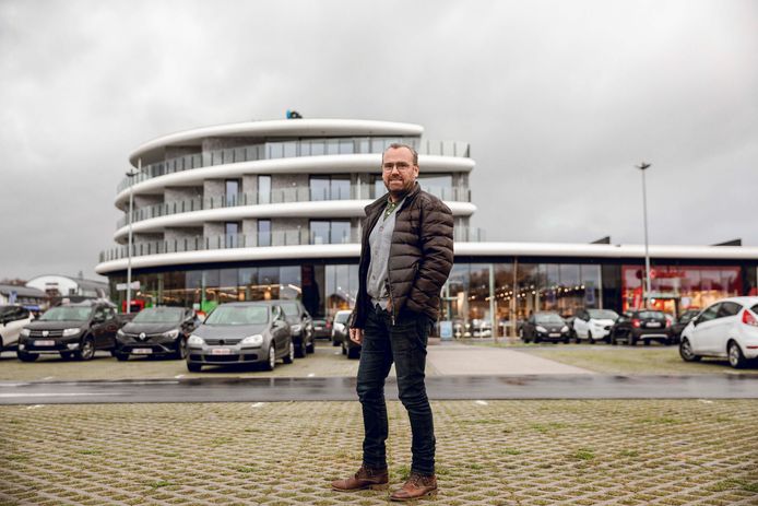 Stefan Thorez was drie jaar schepen van Wonen en gaf vergunning voor vijfhonderd woningen in Maasmechelen.