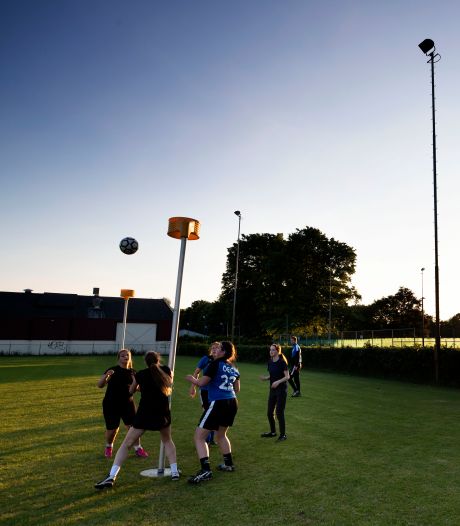 Helmond vervangt oude lampen op sportparken door led: zo stijgt energierekening clubs minder hard 