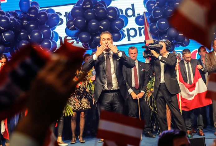 Het rechtspopulistische FPÖ met voorzitter Heinz-Christian Strache. Hij werpt het publiek kusjes toe na de goede resultaten bij de parlementsverkiezingen vorig jaar in oktober.