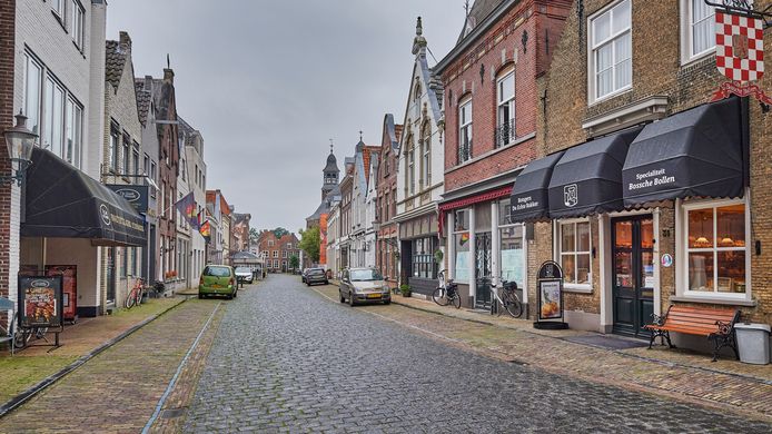 Bakker Bongers (rechts) en slager Schoenmakers (links) verhuizen naar een nieuwe plek buiten de vesting van Ravenstein.