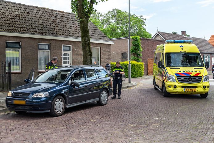 Een voetgangster is gewond geraakt toen zij werd geschept door een auto op de Stationsstraat in Made.