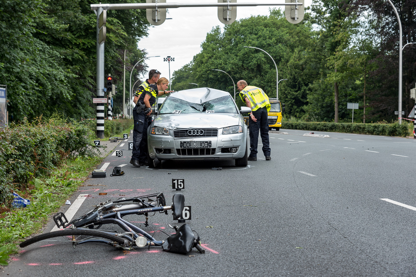 De politie doet 27 juni 2017 onderzoek naar de fatale aanrijding op de Bredaseweg.