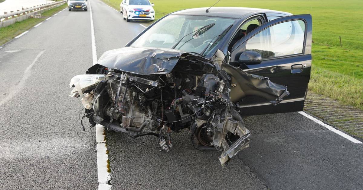 Auto’s in de kreukels en weg vol brokstukken na harde botsing bij Rouveen.