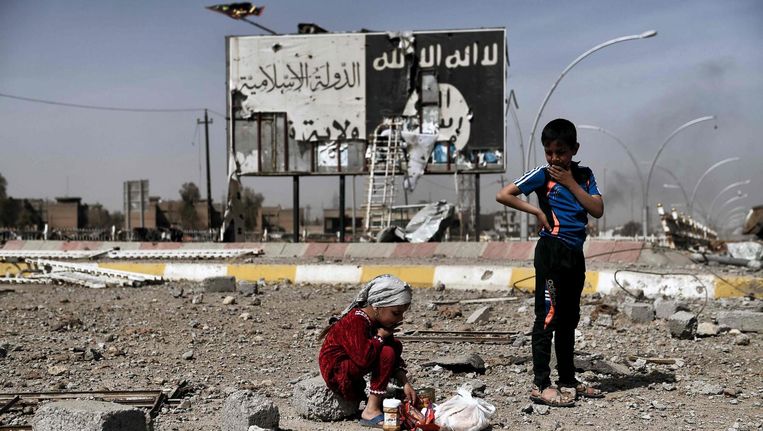 Iraakse kinderen in het tot voor kort door IS-gecontroleerde Mosul. Beeld afp
