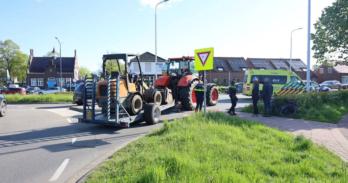 Vrouw op fiets gewond na aanrijding met tractor op provinciale weg.