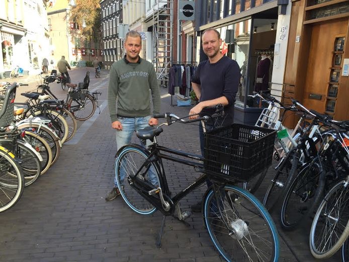 De twee medewerkers Marcel en Niek van de Zwolse fietswinkel met de betreffende fiets.