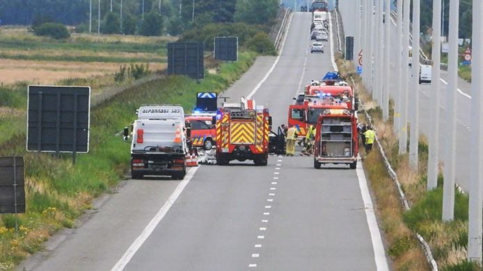 De snelweg is door het ongeval in Zandvoorde helemaal afgesloten.