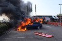 Auto vliegt spontaan in brand bij McDonald's aan de Noord-Brabantlaan in Eindhoven.