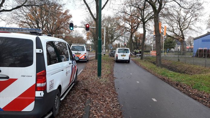 De politie onderzoekt een schietpartij op de hoek van de Cuneraweg en Brinkersteeg in Rhenen.