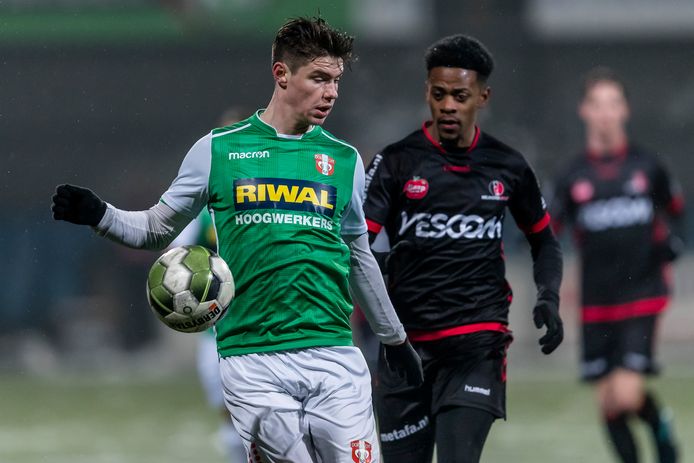 Kino Delorge (FC Dordrecht) in duel met Helmonder Giovanni Hiwat.